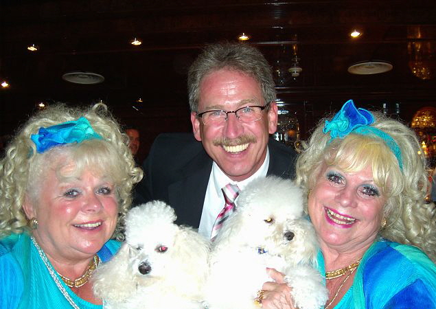 mit Jacob-Sisters und Ihren Pudeln